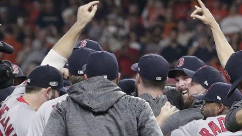 Los Medias Rojas de Boston celebran en el Minute Maid Park su pase a la Serie Mundial. (Foto: EFE/Michael Wyke)