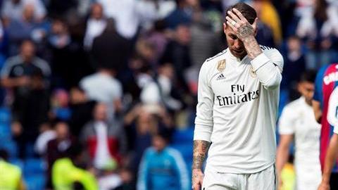 Los jugadores del Real Madrid se lamentan, tras la derrota ante Levante