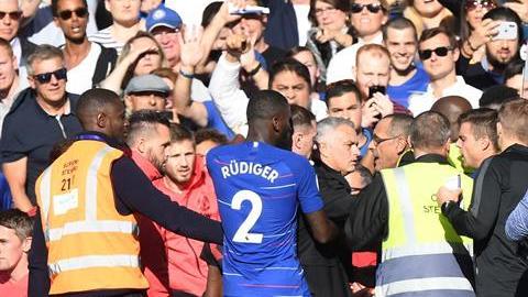 José Mourinho estuvo a punto de los golpes en el empate entre Chelsea y Manchester United