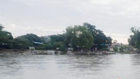 Un grupo de migrantes hondureños cruza ilegalmente el río Suchiate en balsas para llegar a México desde Tecún Umán.