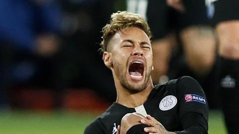 Neymar se duele tras un choque con su compañero en el PSG Edinson Cavani. (Foto: EFE/ETIENNE LAURENT).