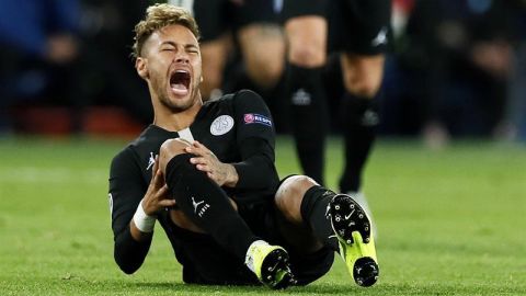 Neymar se duele tras un choque con su compañero en el PSG Edinson Cavani. (Foto: EFE/ETIENNE LAURENT).