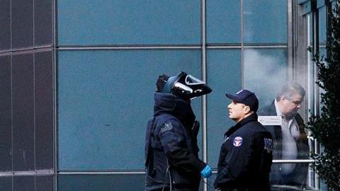 Oficiales de la unidad antiexplosivos en el exterior  del edificio de Time Warner.
