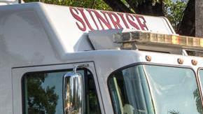 Autoridades llegan al edificio en el cual se encuentra la oficina de la legisladora demócrata Debbie Wasserman Schultz  en Sunrise, Florida.