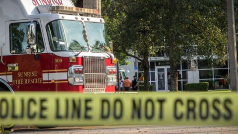 Autoridades llegan al edificio en el cual se encuentra la oficina de la legisladora demócrata Debbie Wasserman Schultz  en Sunrise, Florida.