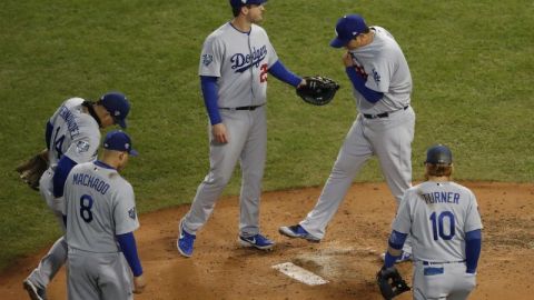 El pitcheo de los Dodgers de Los Ángeles no va a sacar la Serie Mundial si sus bats no despiertan. (Foto: EFE/JOHN G. MABANGLO)