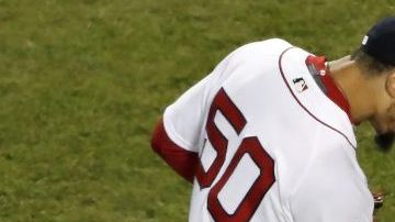 Mookie Betts y Rafael Devers celebran la victoria en el juego 2 de la Serie Mundial ante los Dodgers de Los Angeles. (Foto: EFE/JOHN G. MABANGLO)