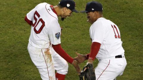 Mookie Betts y Rafael Devers celebran la victoria en el juego 2 de la Serie Mundial ante los Dodgers de Los Angeles. (Foto: EFE/JOHN G. MABANGLO)