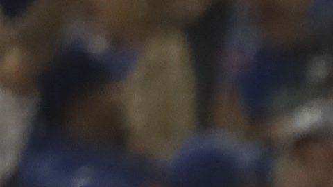 Max Muncy llega al home tras ganar el juego en el inning 18 con cuadrangular.