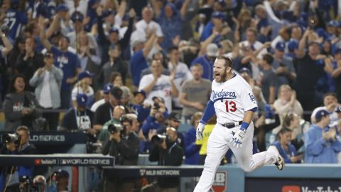 Max Muncy llega al home tras ganar el juego en el inning 18 con cuadrangular.