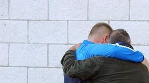 Ofrendas y respetos de la afición del Leicester afuera del King Power Stadium luego del accidente de Vichai Srivaddhanaprabha. (Foto: EFE/EPA/TIM KEETON)