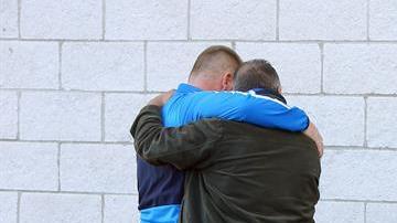 Ofrendas y respetos de la afición del Leicester afuera del King Power Stadium luego del accidente de Vichai Srivaddhanaprabha. (Foto: EFE/EPA/TIM KEETON)