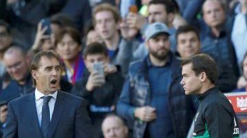 El colegiado Sánchez Martínez consulta el VAR en el Clásico Barcelona - Real Madrid. (Foto: EFE/ Enric Fontcuberta)