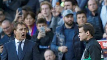 El colegiado Sánchez Martínez consulta el VAR en el Clásico Barcelona - Real Madrid. (Foto: EFE/ Enric Fontcuberta)