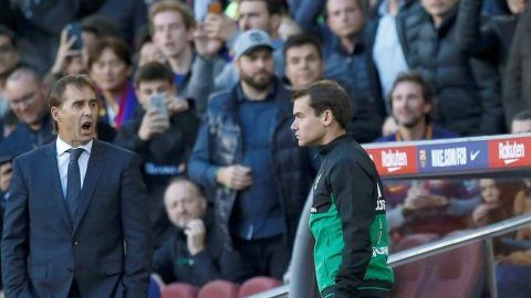 El colegiado Sánchez Martínez consulta el VAR en el Clásico Barcelona - Real Madrid. (Foto: EFE/ Enric Fontcuberta)