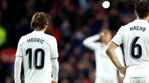 Los jugadores del Real Madrid tras la derrota en el Clásico ante el Barcelona. (Foto: EFE/ Enric Fontcuberta)