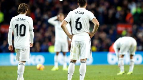 Los jugadores del Real Madrid tras la derrota en el Clásico ante el Barcelona. (Foto: EFE/ Enric Fontcuberta)