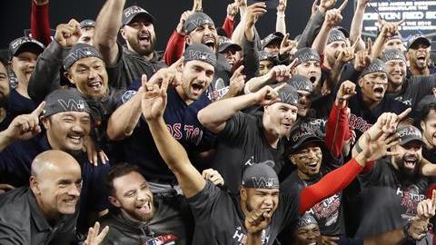 Los Medias Rojas de Boston se coronaron campeones de la Serie Mundial al vencer a Los Angeles Dodgers en el juego 5. (Foto: EFE/EPA/MIKE NELSON)