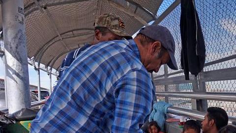 Tras su fallido intento de ingresar a la fuerza, se entregan hondureños a migración.