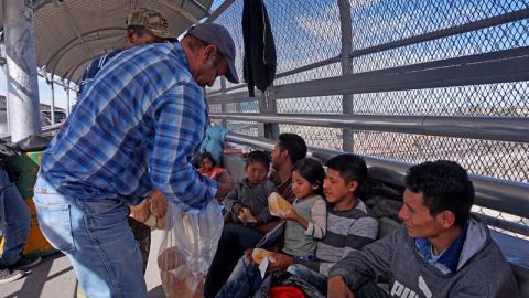 Tras su fallido intento de ingresar a la fuerza, se entregan hondureños a migración.