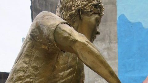 Diego Armando Maradona es homenajeado a unos metros de donde debutó en Buenos Aires, Argentina. (Foto: EFE / Sebastián Meresman)