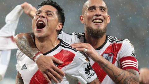 Gonzalo Martínez  y Jonatan Maidana de River Plate celebran la victoria ante Gremio. (Foto: EFE/Silvio Ávila)