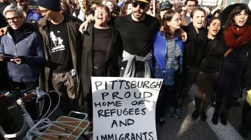Manifestantes pro inmigrantes se reunieron antes de la llegada del mandatario