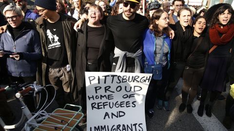 Manifestantes pro inmigrantes se reunieron antes de la llegada del mandatario