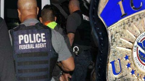 Alegan que el gobierno está violando la constitución al arrestar a inmigrantes con penas pagas