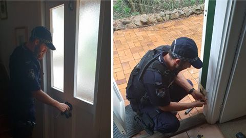 Agentes de policía ayudan a una anciana.