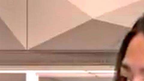 Una de las jóvenes agredidas el sábado a la noche cuando estaba en la puerta de su edificio