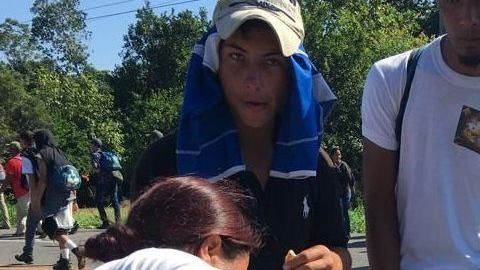 Los pobladores sales a apoyar a los miles de hondureños.