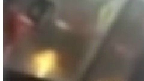 La esposa casi jala por los pelos a la amante.