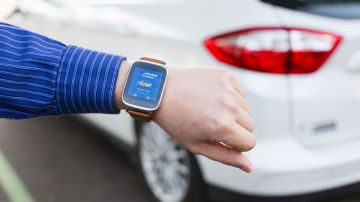 El reloj inteligente permitirá abrir las puertas y saber el estado de carga de la batería de algunos autos Ford.