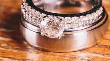 Una novia reacciona de forma curiosa cuando le piden matrimonio.