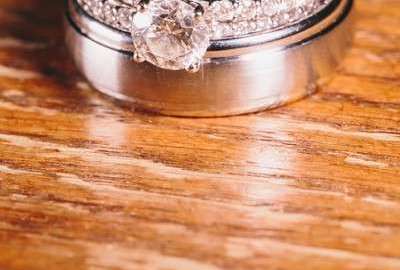 Una novia reacciona de forma curiosa cuando le piden matrimonio.