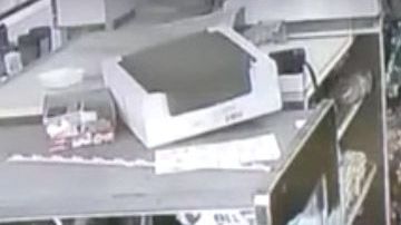 Trabajadores respondieron con palos. Captura