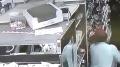 Trabajadores respondieron con palos. Captura