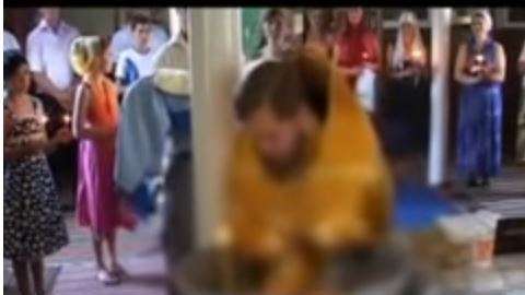 El sacerdote cometió una imprudencia que le costó la vida al bebé.