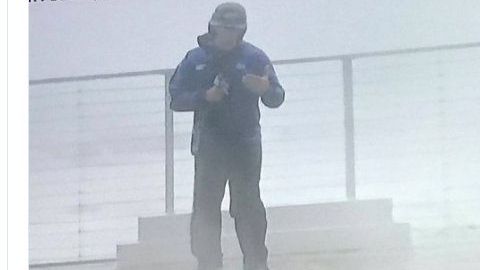 Jim Cantore se las vio duras durante la transmisión.