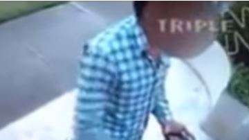 El repartidor discretamente robó una papa frita de la bolsa.