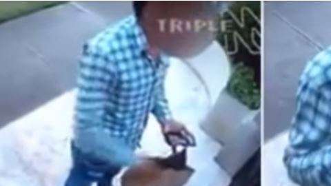 El repartidor discretamente robó una papa frita de la bolsa.