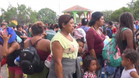 Hondureños en caravana.