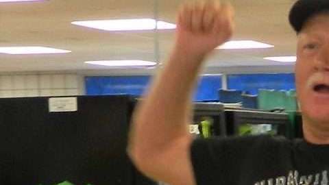 Charles Martin con su premio de la Lotería de Virginia.