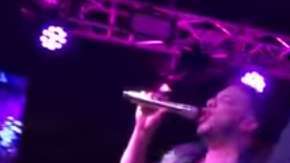 Al parecer, Chiquis bebió demasiado tequila en uno de sus espectáculos.