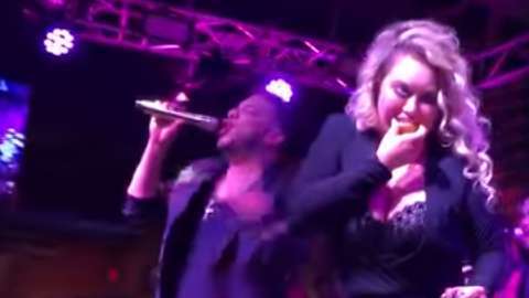 Al parecer, Chiquis bebió demasiado tequila en uno de sus espectáculos.