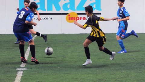 Copa La Raza tiene inscripciones abiertas para jugar los domingos en Chitown Futbol. (Javier Quiroz / La Raza)