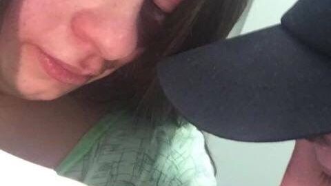 Chloe Sullivan y Michael Parrott con su bebé