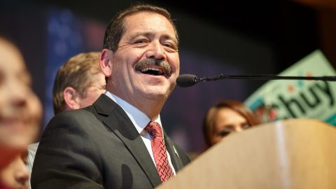 El congresista Jesús "Chuy" García dice que la fórmula de abordar la escasez de mano de obra es despejando el camino para que los inmigrantes ocupen esos puestos de trabajo.