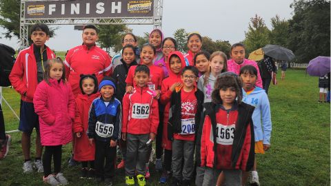 Los niños que dirige Columba Montes, ganadores por equipos en la competencia de campo traviesa de la Universidad de Loyola. (Javier Quiroz / La Raza)